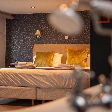 橡树别墅酒店 埃克斯布里奇 外观 照片 A bedroom at the hotel