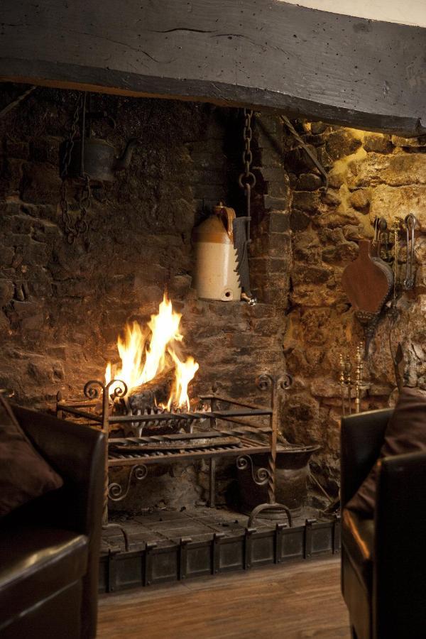 橡树别墅酒店 埃克斯布里奇 外观 照片 A fireplace in the kitchen