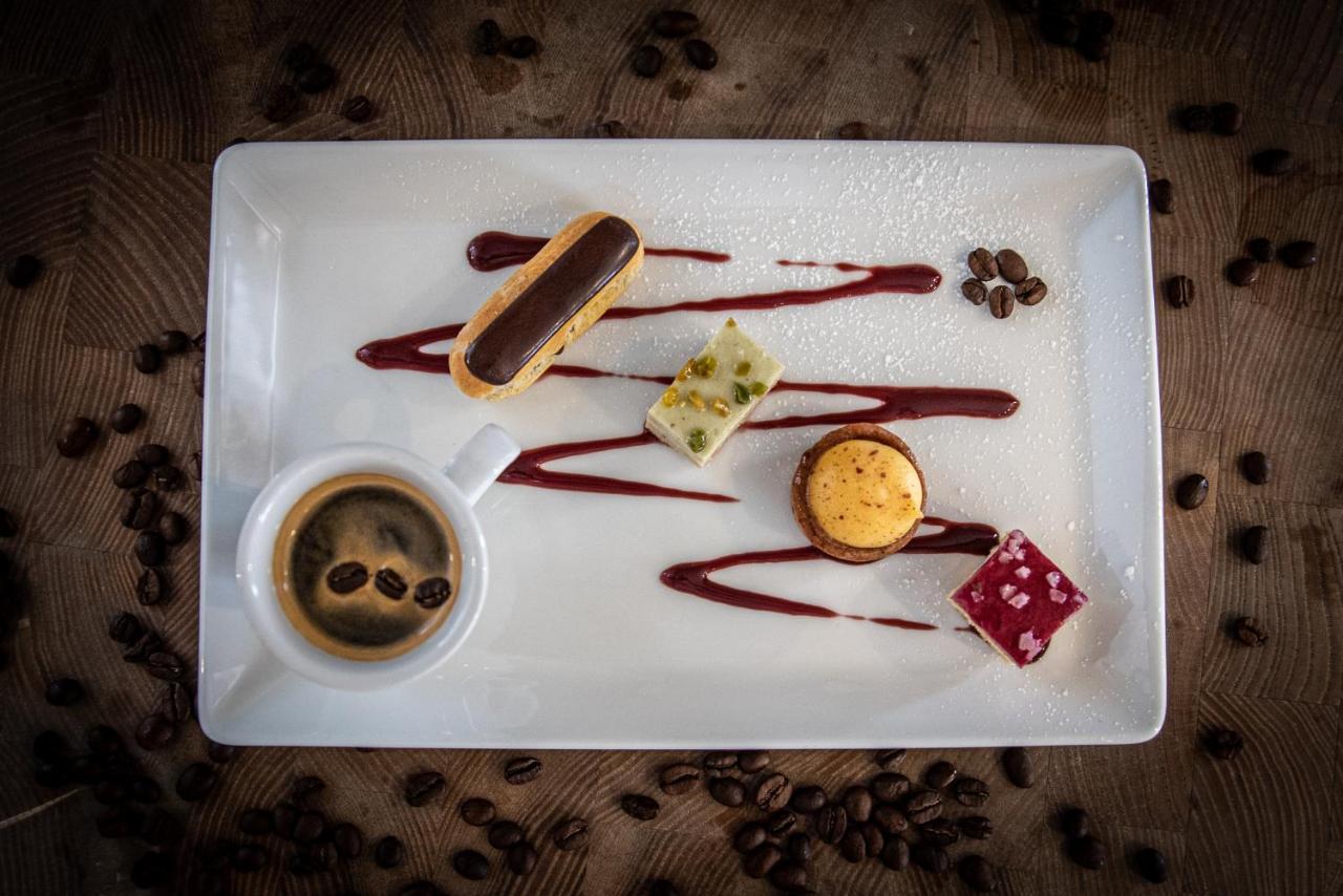 橡树别墅酒店 埃克斯布里奇 外观 照片 A coffee and dessert plate