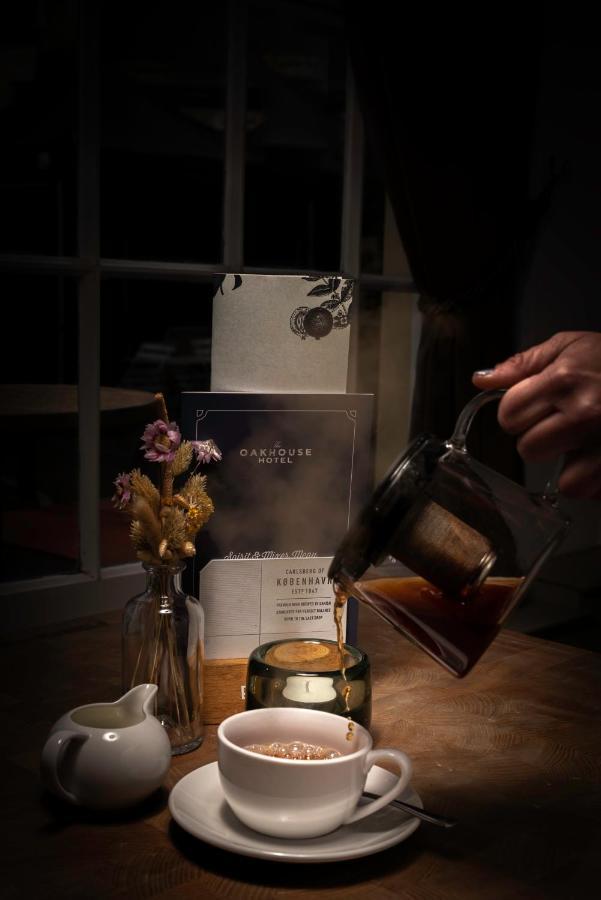 橡树别墅酒店 埃克斯布里奇 外观 照片 Coffee being poured at the Oakhouse Hotel