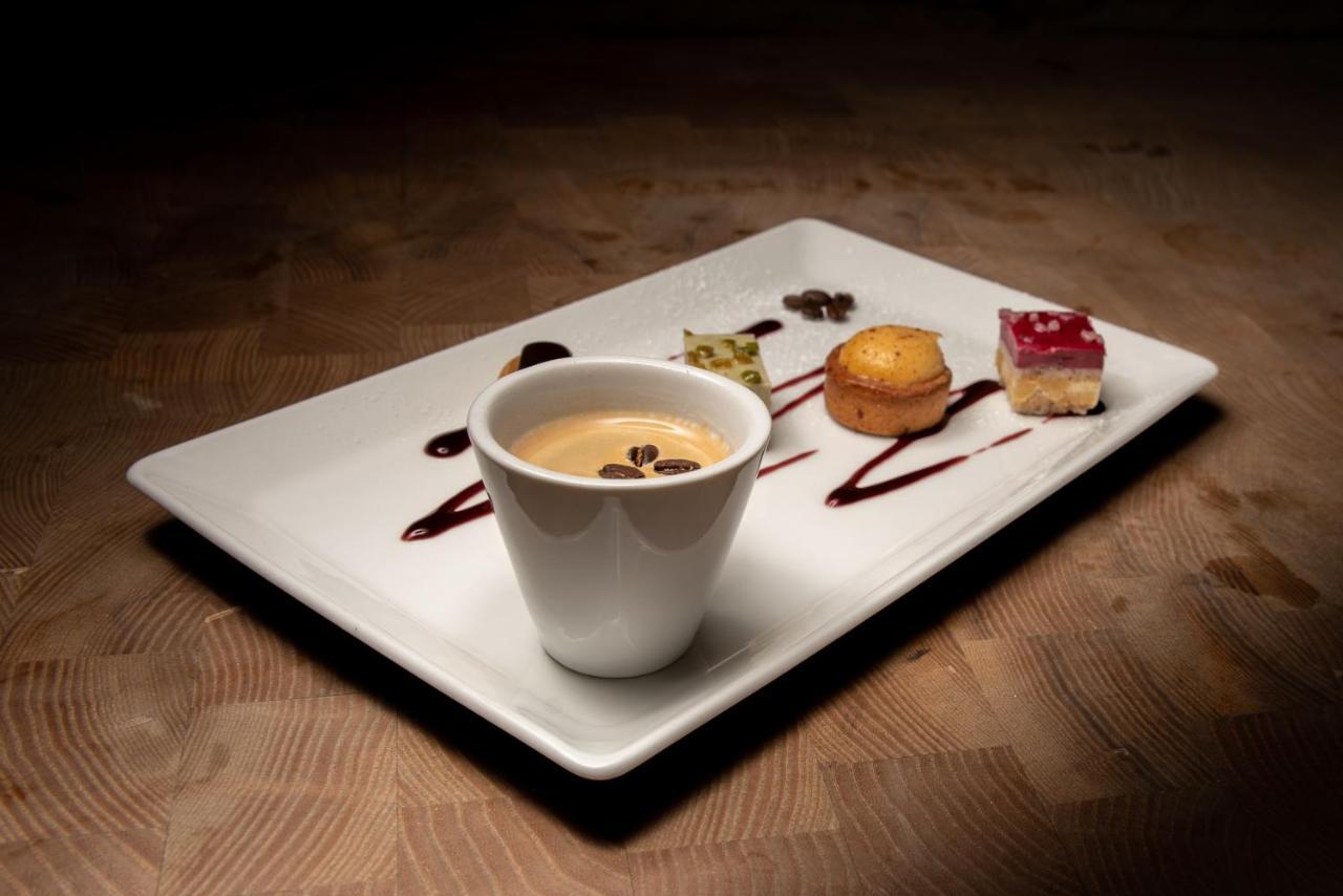 橡树别墅酒店 埃克斯布里奇 外观 照片 A cup of coffee with petits fours