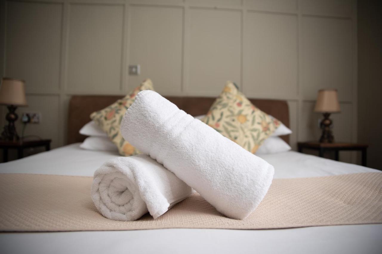 橡树别墅酒店 埃克斯布里奇 外观 照片 Bath towels on a bed