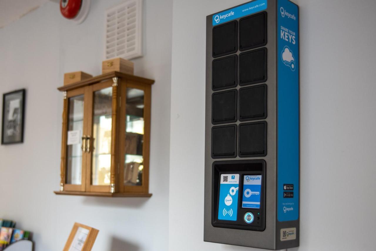 橡树别墅酒店 埃克斯布里奇 外观 照片 A wall-mounted Omaze