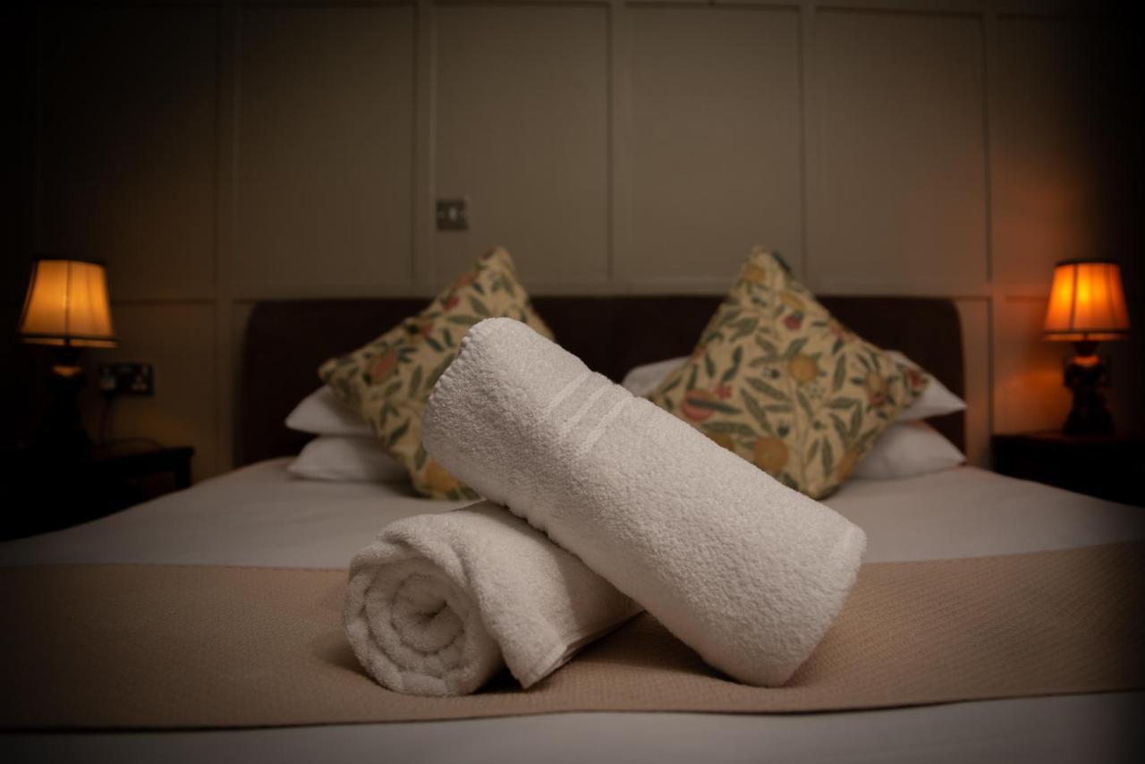 橡树别墅酒店 埃克斯布里奇 外观 照片 Bath towels