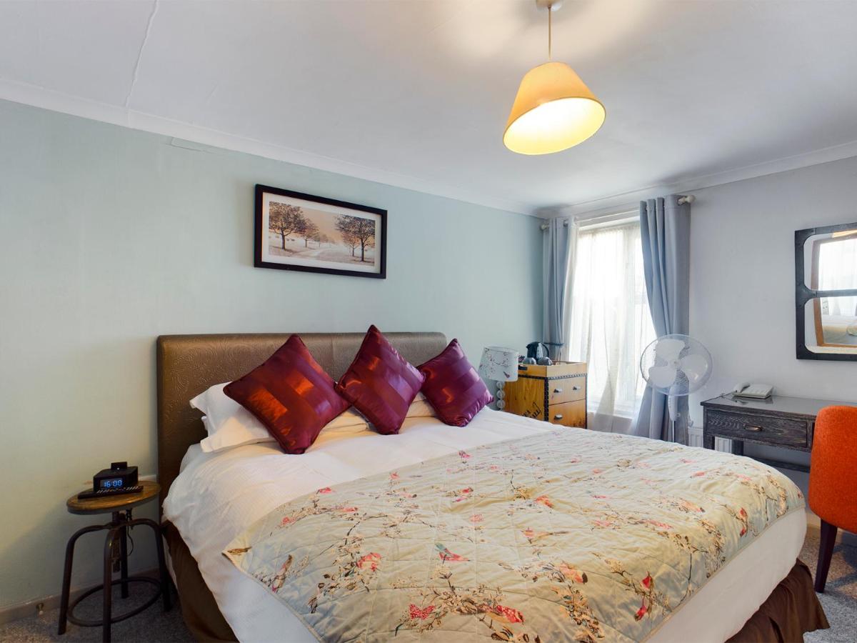 橡树别墅酒店 埃克斯布里奇 外观 照片 A bedroom at the hotel