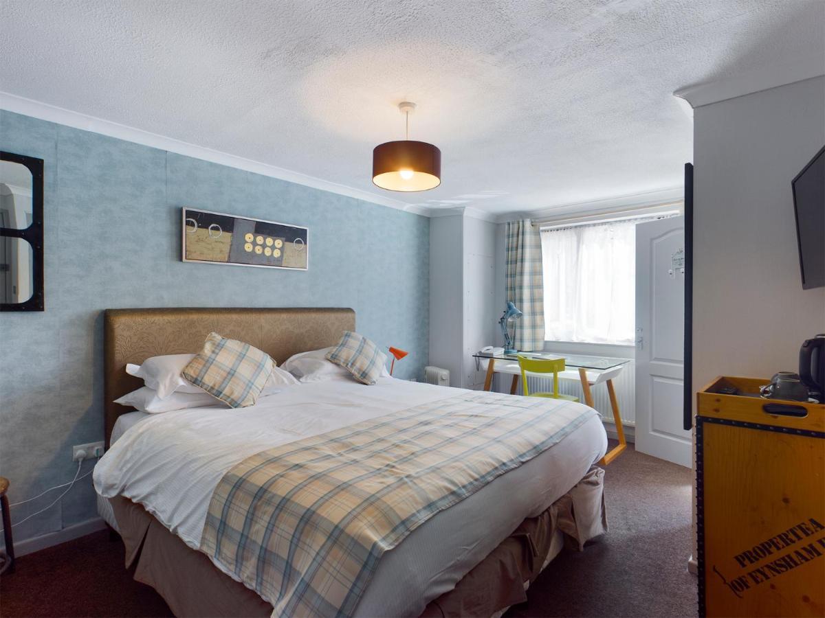 橡树别墅酒店 埃克斯布里奇 外观 照片 A bedroom at the hotel