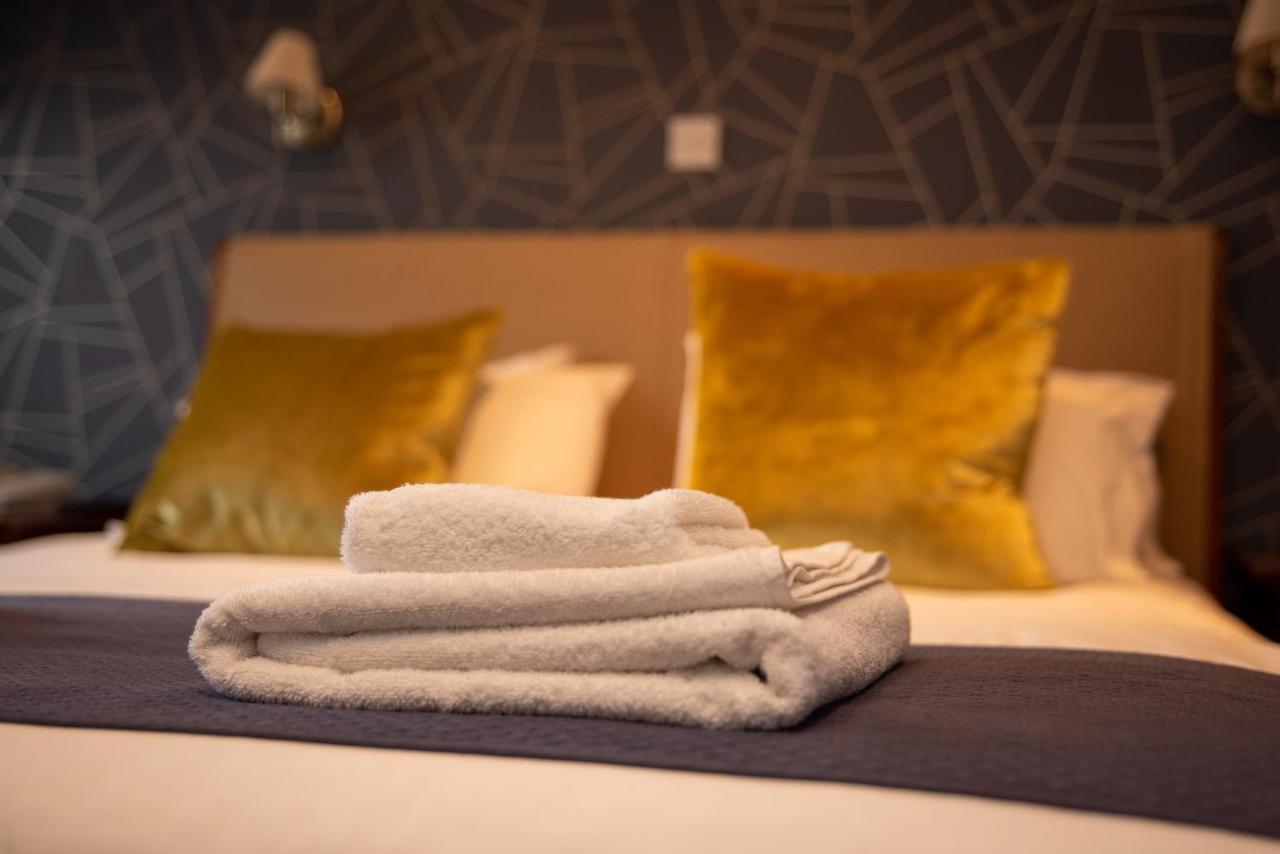 橡树别墅酒店 埃克斯布里奇 外观 照片 Towels on a bed