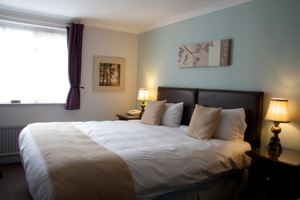 橡树别墅酒店 埃克斯布里奇 外观 照片 A bedroom at the hotel