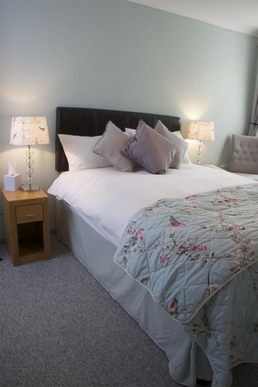 橡树别墅酒店 埃克斯布里奇 外观 照片 A bed with a bed frame