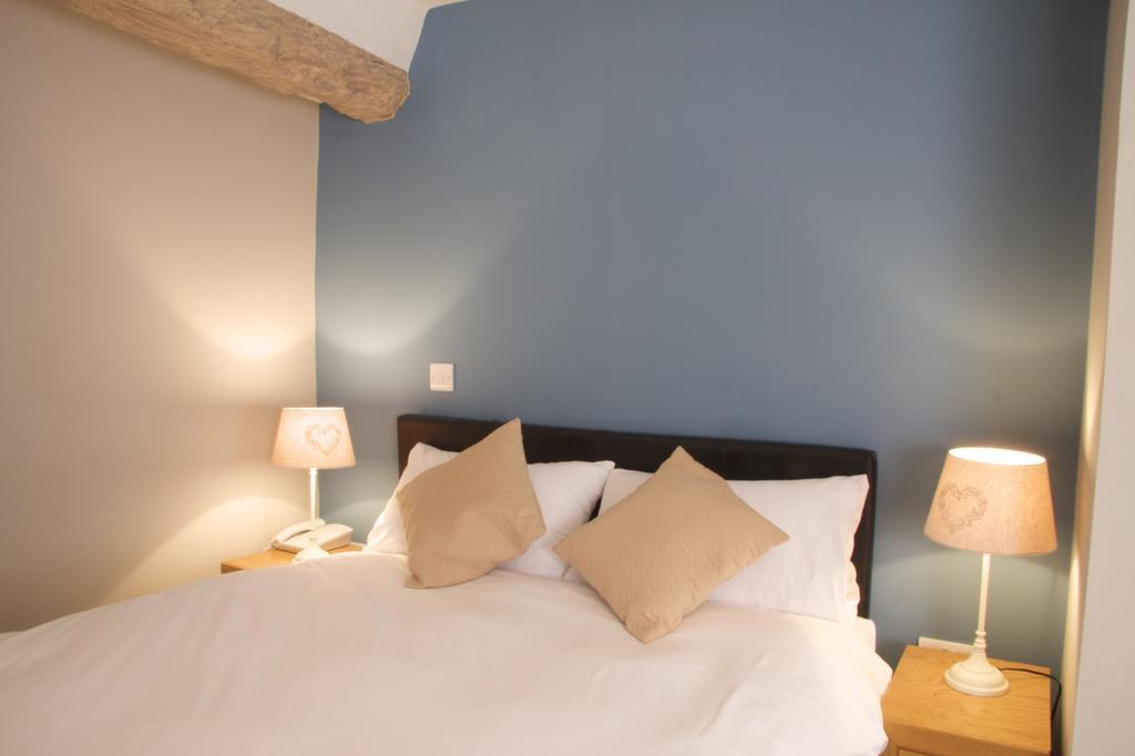 橡树别墅酒店 埃克斯布里奇 外观 照片 A bedroom at the hotel