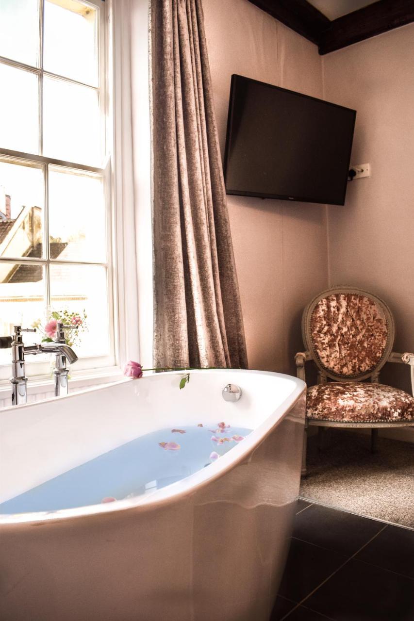 橡树别墅酒店 埃克斯布里奇 外观 照片 A bathroom at The Swan